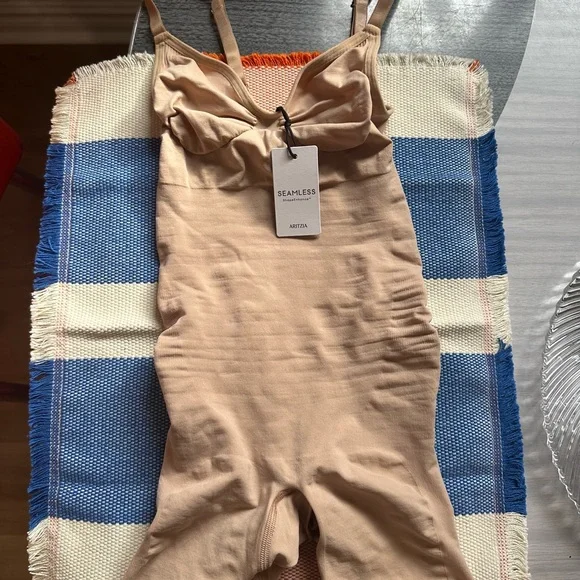 Aritzia Nude Full-Body Shaping Short Bodysuit - Picture 2 of 10